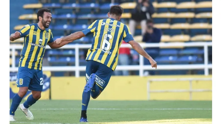 Joaquín Laso celebra el tercer tanto del Canalla.