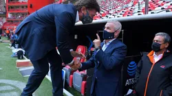 Javier Aguirre se saluda con Hernán Cristante.