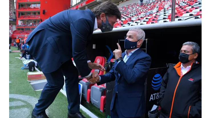 Javier Aguirre se saluda con Hernán Cristante.
