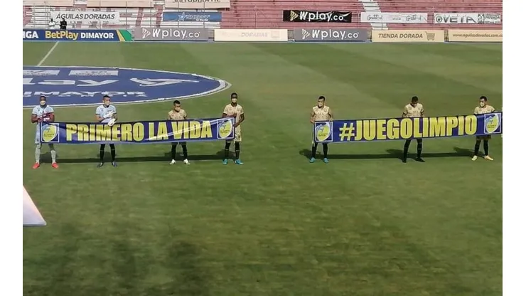 La protesta de Águilas Doradas en los protocolos antes de enfrentar a Boyacá Chicó.