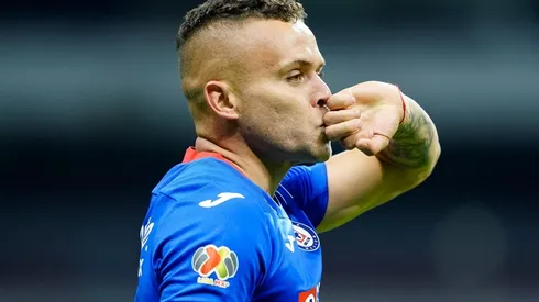 Cruz Azul ya le gana a Chivas gracias al Cabecita Rodríguez.