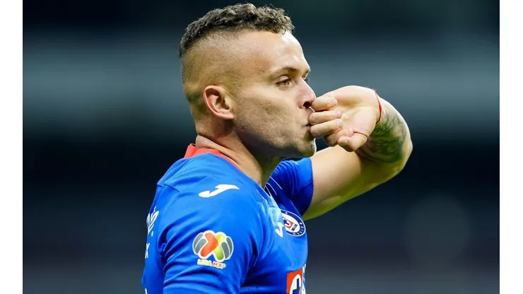 Cruz Azul ya le gana a Chivas gracias al Cabecita Rodríguez.