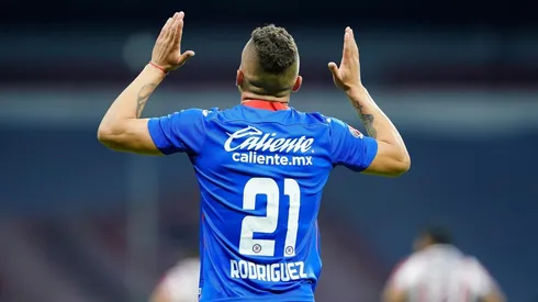 Cruz Azul hundió más a Chivas .