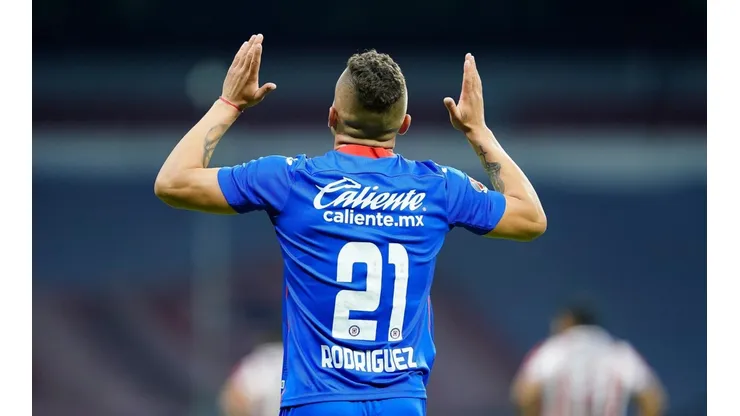 Cruz Azul hundió más a Chivas .