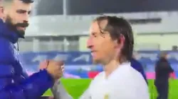 Video: Piqué bajó a saludar a los jugadores del Madrid y Modric lo hizo enojar con una frase