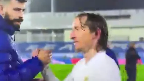 Video: Piqué bajó a saludar a los jugadores del Madrid y Modric lo hizo enojar con una frase