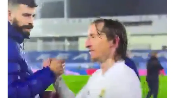 Video: Piqué bajó a saludar a los jugadores del Madrid y Modric lo hizo enojar con una frase
