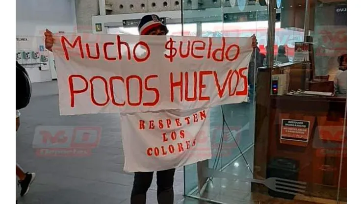 La afición de Chivas recibió al equipo con carteles en el aeropuerto.