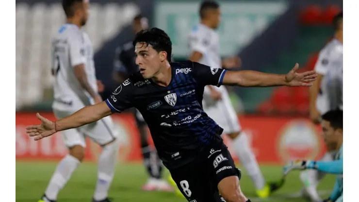 El festejo de Lorenzo Faravelli en uno de los tantos.