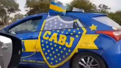 Viral en Twitter: viajaba por Israel y se encontró al auto más Boca del mundo