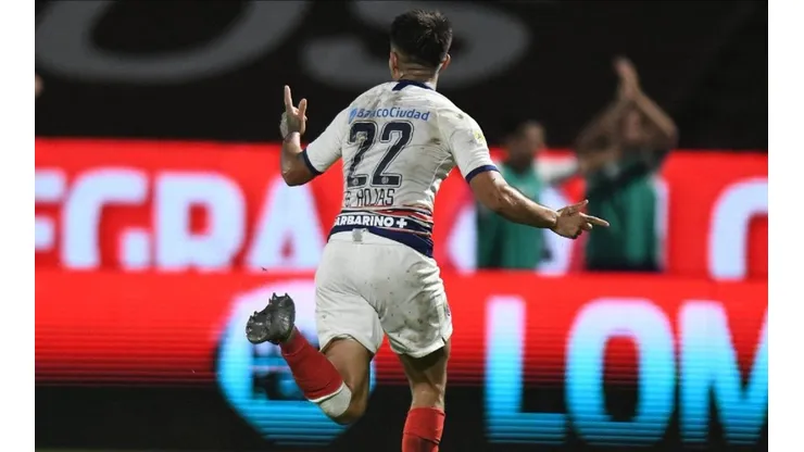 Gabriel Rojas festejando su golazo espectacular.