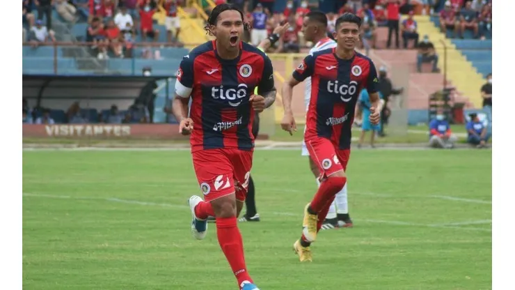 Carlos Peña anotó un golazo de tijera.