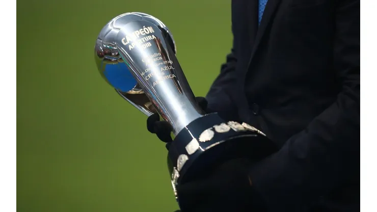 Trofeo de campeón de la Liga MX.
