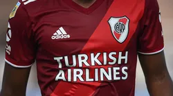 Sería un bombazo: la marca de ropa que quiere vestir a River y reemplazar a adidas