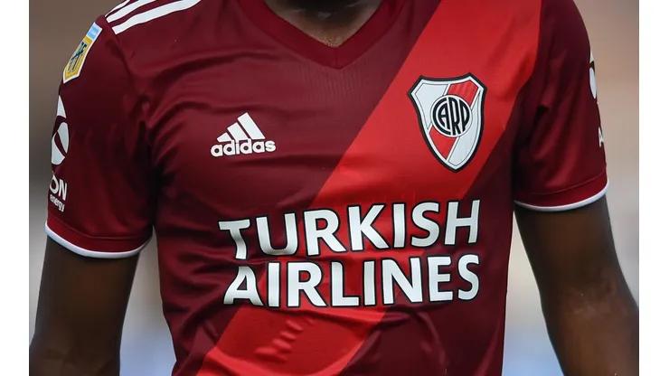 Sería un bombazo: la marca de ropa que quiere vestir a River y reemplazar a adidas