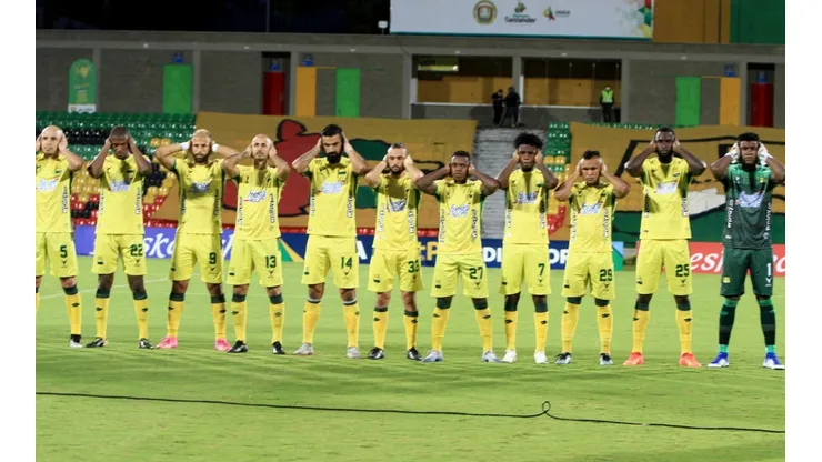 El gesto de los jugadores del Atlético Bucaramanga en la previa al duelo con Patriotas.