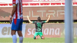 Alberto Ocejo marca tras el error de Ocejo.