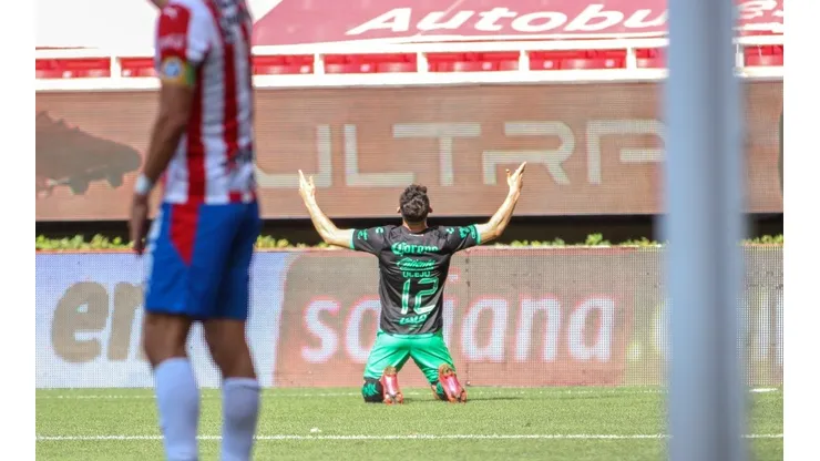 Alberto Ocejo marca tras el error de Ocejo.