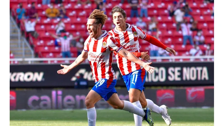 Angulo anotó un golazo para Chivas.