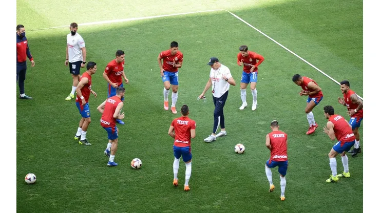 Chivas sin Gudiño y Macías en el XI titular.