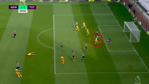 Insólito: Krafth, del Newcastle, le regaló el empate a Kane