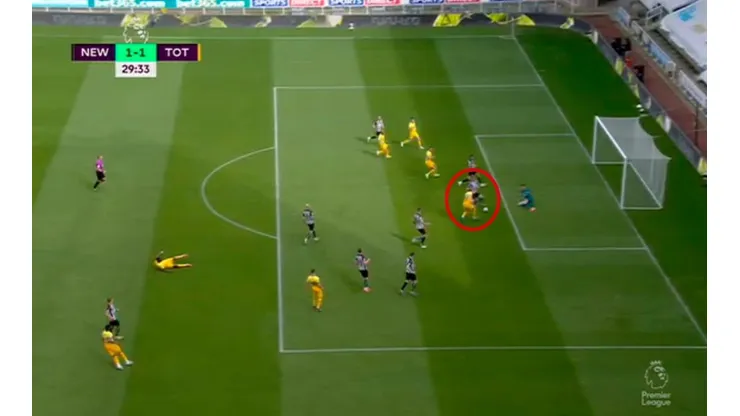 Insólito: Krafth, del Newcastle, le regaló el empate a Kane