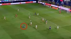 Tevez le puso la pelota en la cabeza a Zárate, quien de rebote puso el 2 a 1 de Boca