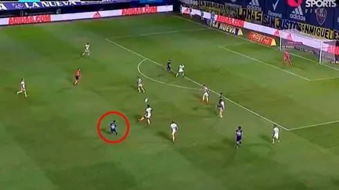 Tevez le puso la pelota en la cabeza a Zárate, quien de rebote puso el 2 a 1 de Boca