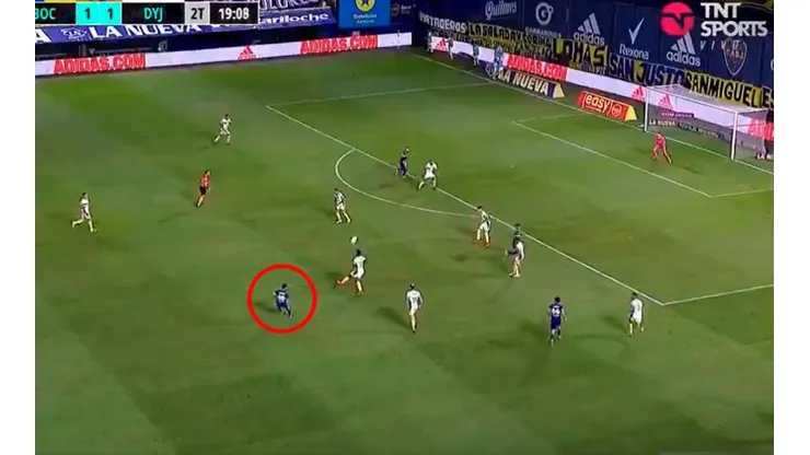 Tevez le puso la pelota en la cabeza a Zárate, quien de rebote puso el 2 a 1 de Boca