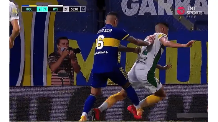 El toque de Marcos Rojo a Adonis Frías.