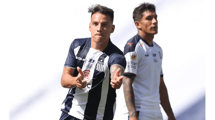Talleres aguantó con 10 y le ganó a Independiente después de 17 años