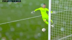 Video: Courtois salvó sobre la línea lo que era el blooper de su vida