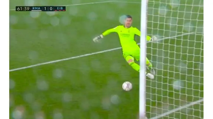 Video: Courtois salvó sobre la línea lo que era el blooper de su vida