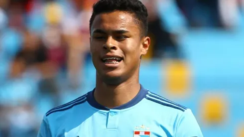 Olivares debutó en Primera División con camiseta de Cristal a los 18 años de edad.