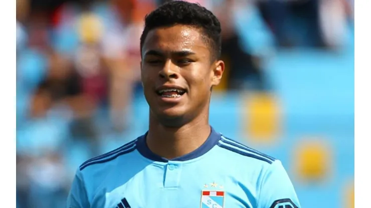 Olivares debutó en Primera División con camiseta de Cristal a los 18 años de edad.