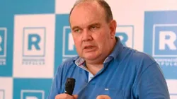 Rafael López Aliaga fue cuestionado por leer, pero él explicó el motivo por el cual lo hizo.