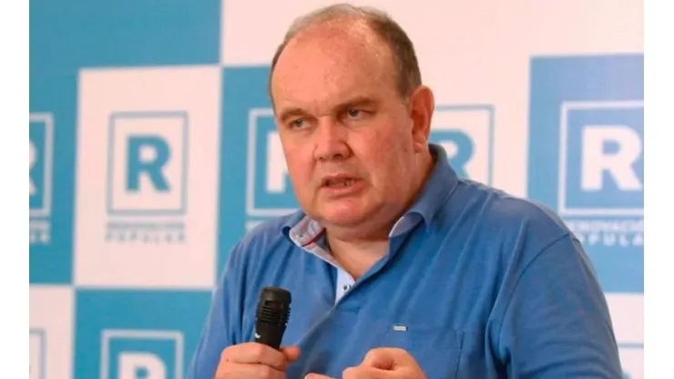 Rafael López Aliaga fue cuestionado por leer, pero él explicó el motivo por el cual lo hizo.