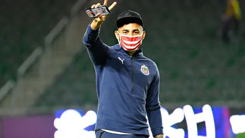 Alexis Vega se vistió de directivo por unos minutos...