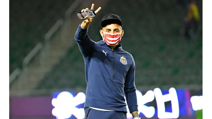 Alexis Vega se vistió de directivo por unos minutos...