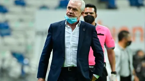Javier Aguirre tendrá que hacer malabares en la defensa de Rayados
