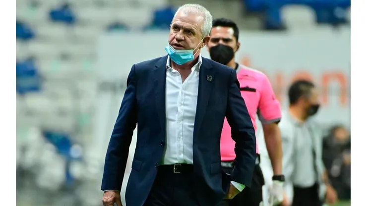 Javier Aguirre tendrá que hacer malabares en la defensa de Rayados