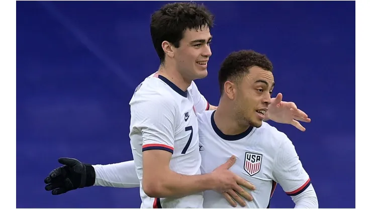 Giovanni Reyna y Sergiño Dest (Foto: Getty)