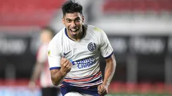 Juan Ramírez festejando el 2-0 de San Lorenzo.