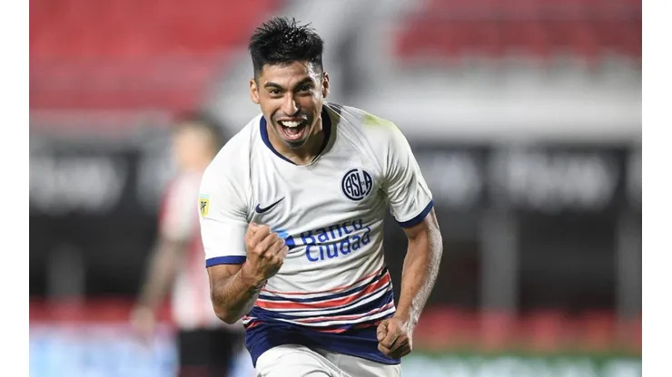 Juan Ramírez festejando el 2-0 de San Lorenzo.