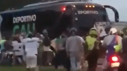 Video: hinchas del Deportivo Cali atacaron a piedra el bus de su equipo
