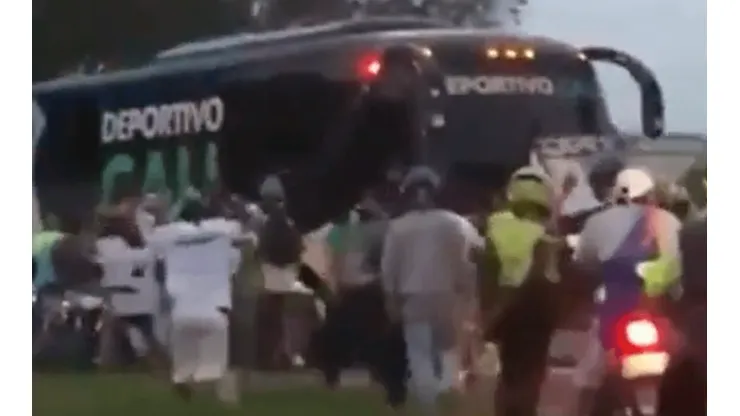 Video: hinchas del Deportivo Cali atacaron a piedra el bus de su equipo
