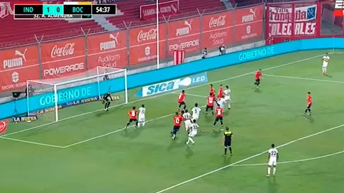 Zambrano apareció solo en el área y puso, de cabeza, el empate para Boca