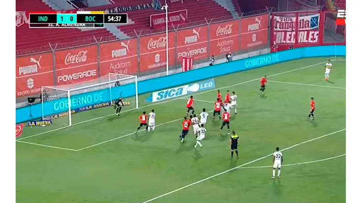 Zambrano apareció solo en el área y puso, de cabeza, el empate para Boca