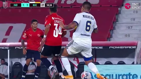 El pisotón de Marcos Rojo a Sebastián Palacios.