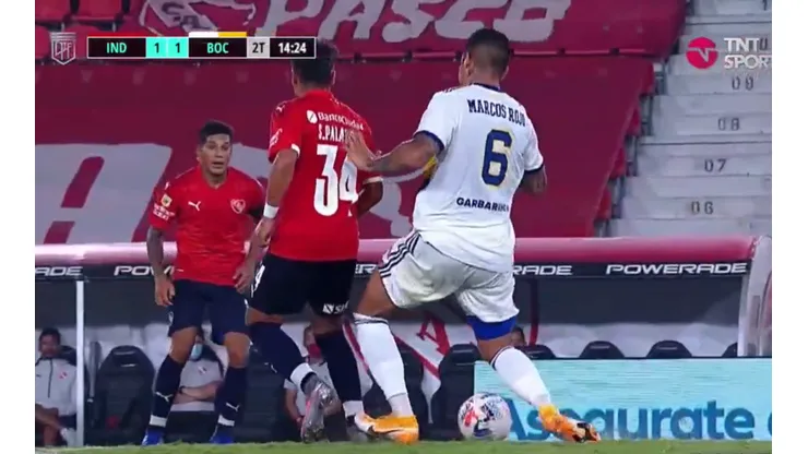 El pisotón de Marcos Rojo a Sebastián Palacios.